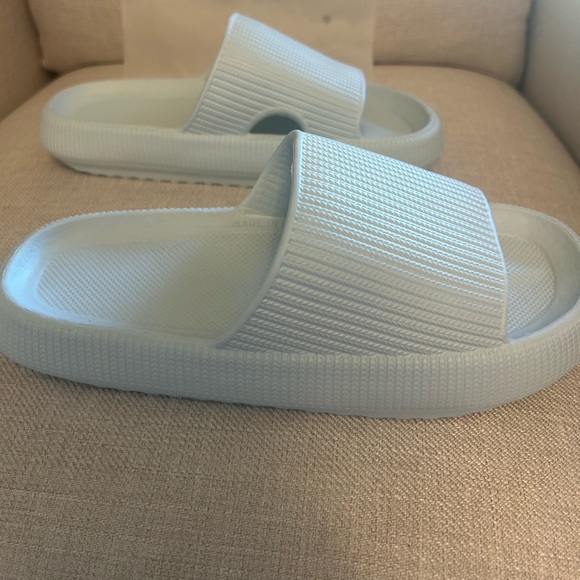 NWT Brand New Light Blue Pillow Slides - Picture 5 of 7